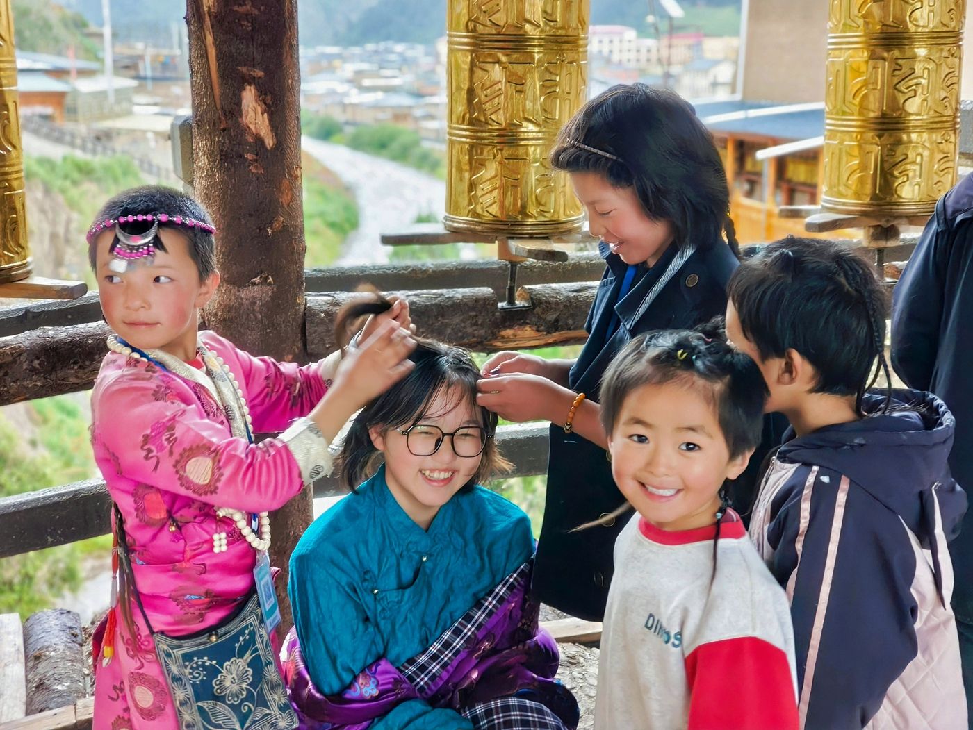穿民族服饰的孩子们