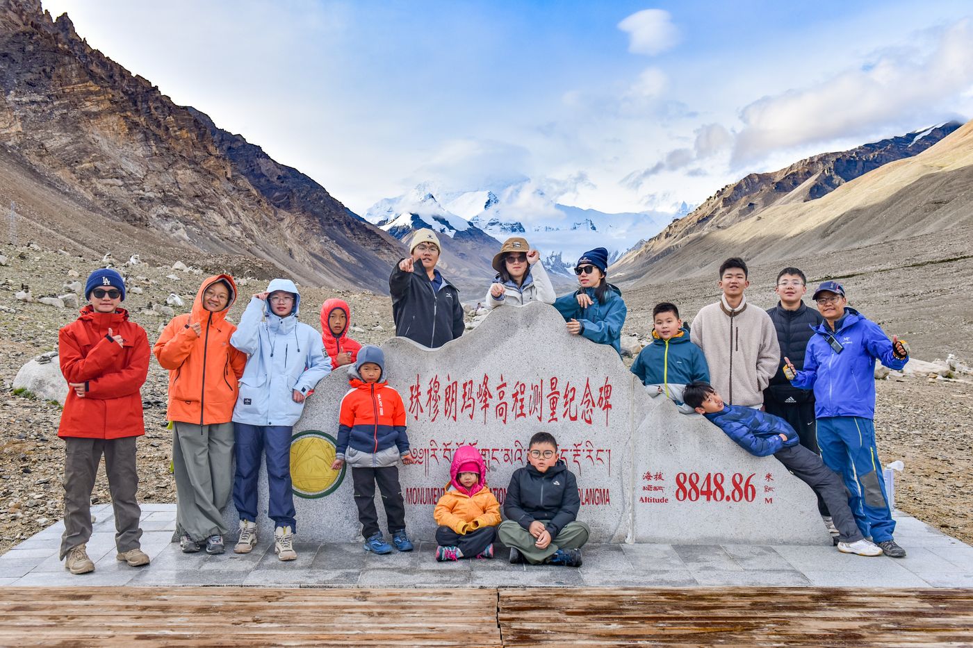 孩子们在高原山口石碑前的合影